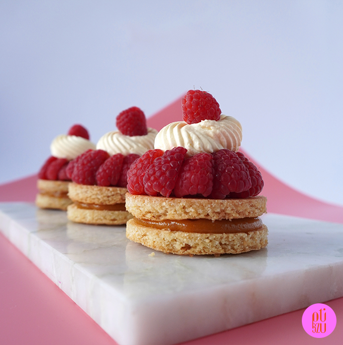 Sablé breton z czekoladowym kremem marakujowym, żelką marakujową i malinami 
