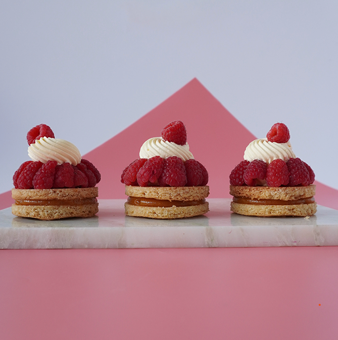 Sablé breton z marakują i malinami