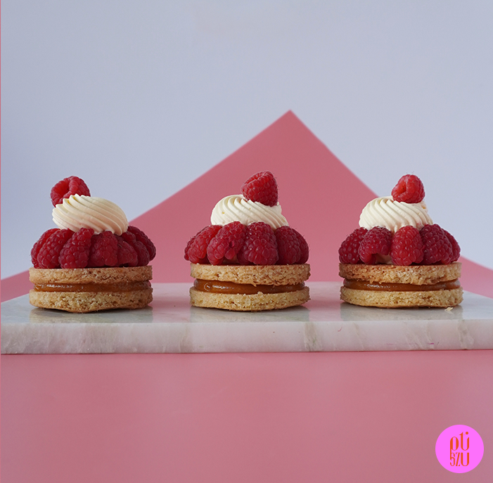 Sablé breton z marakują i malinami