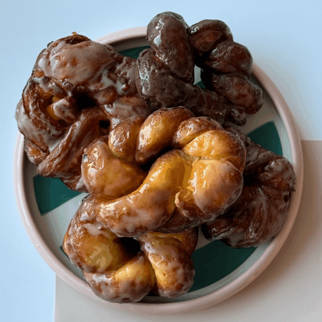 Obwarzanki z jabłkami i nektarynkami